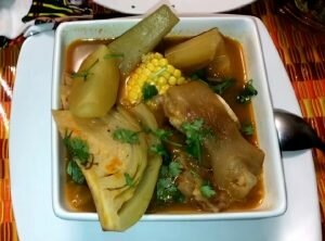 Caldo de pata de res de guatemalteco